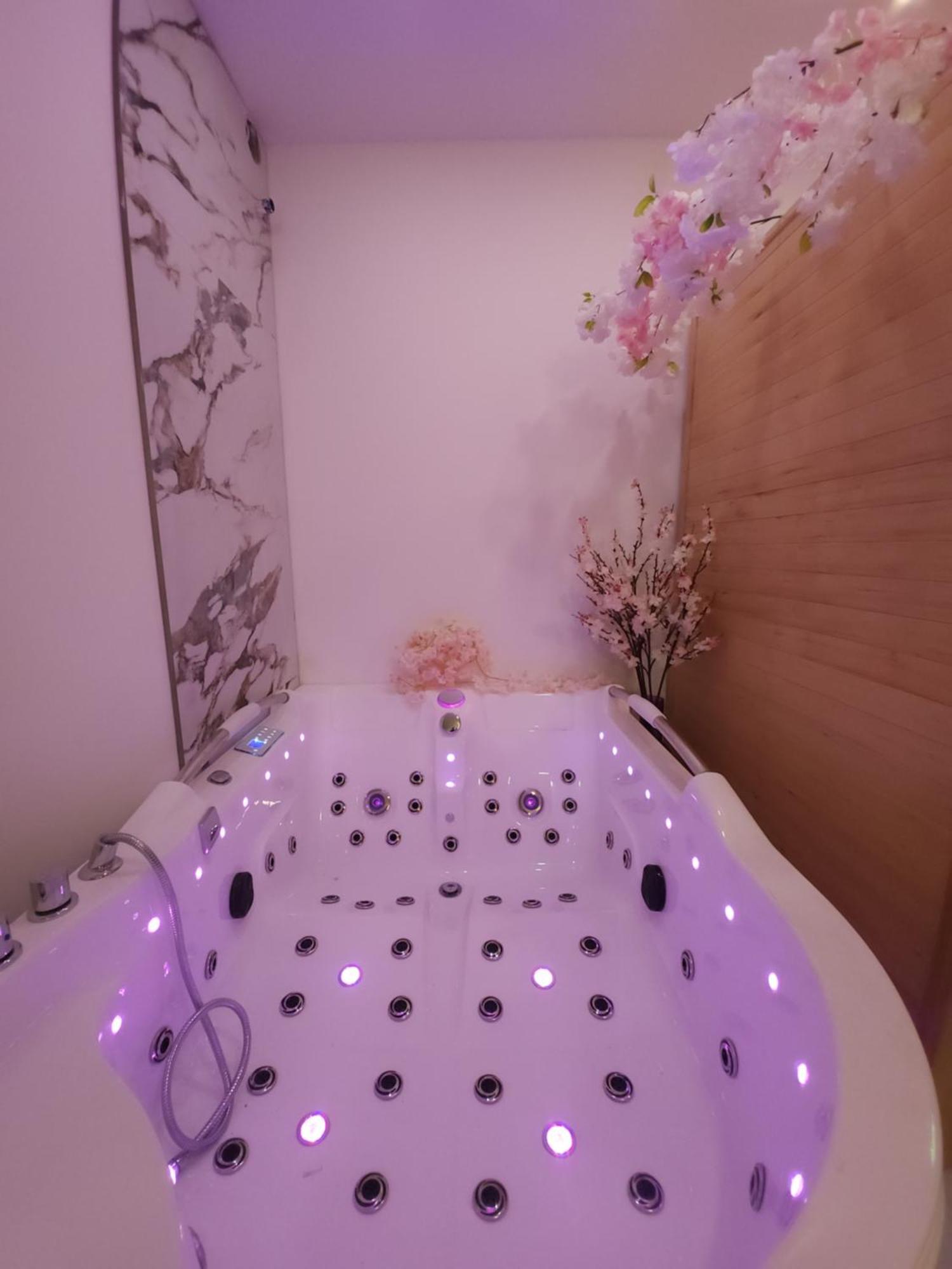 New In Gdansk! Red Room In The Heart Of Gdansk - Bdsm - With A Luxury Jacuzzi And Access To A Sauna Esterno foto