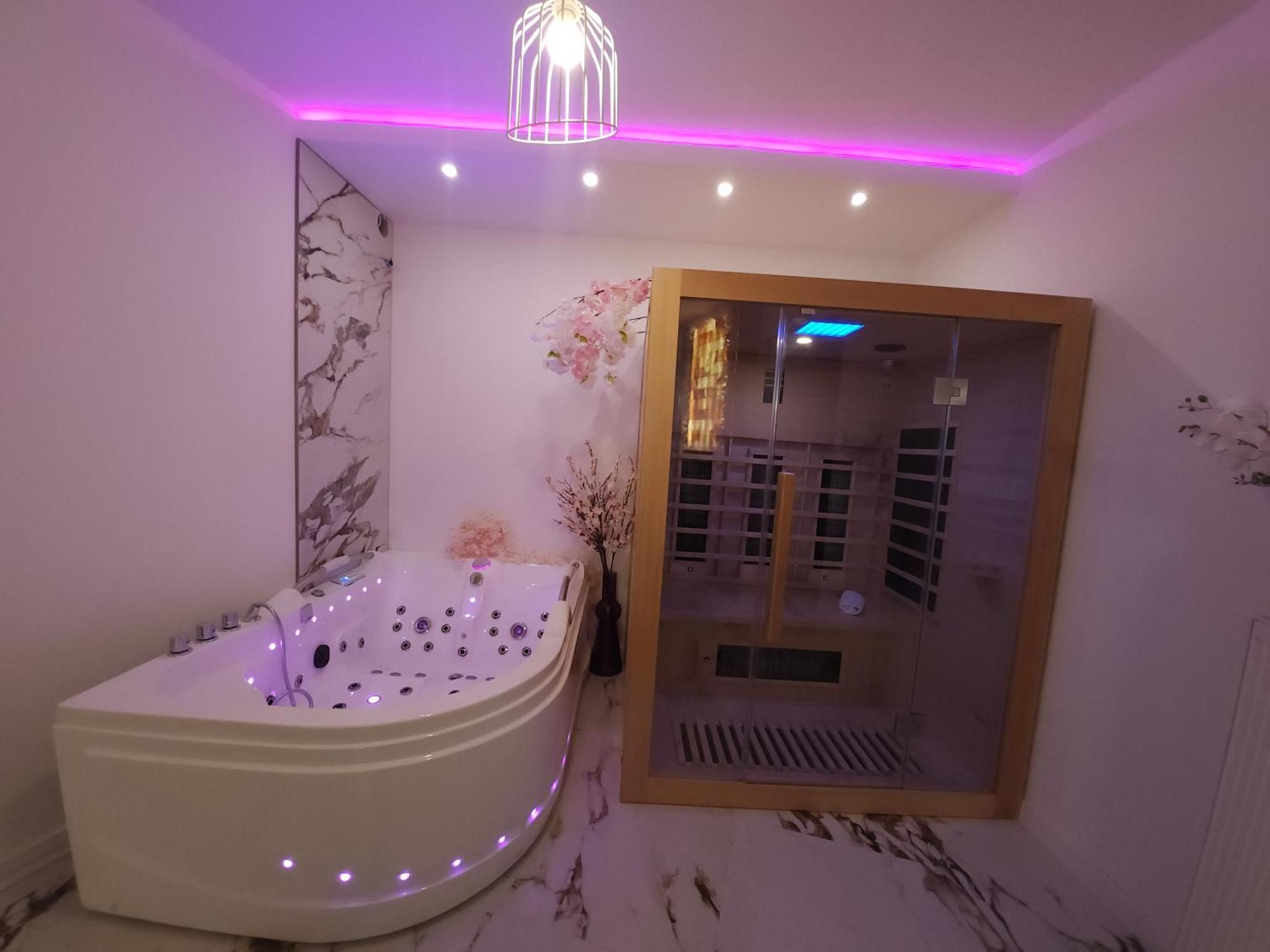 New In Gdansk! Red Room In The Heart Of Gdansk - Bdsm - With A Luxury Jacuzzi And Access To A Sauna Esterno foto