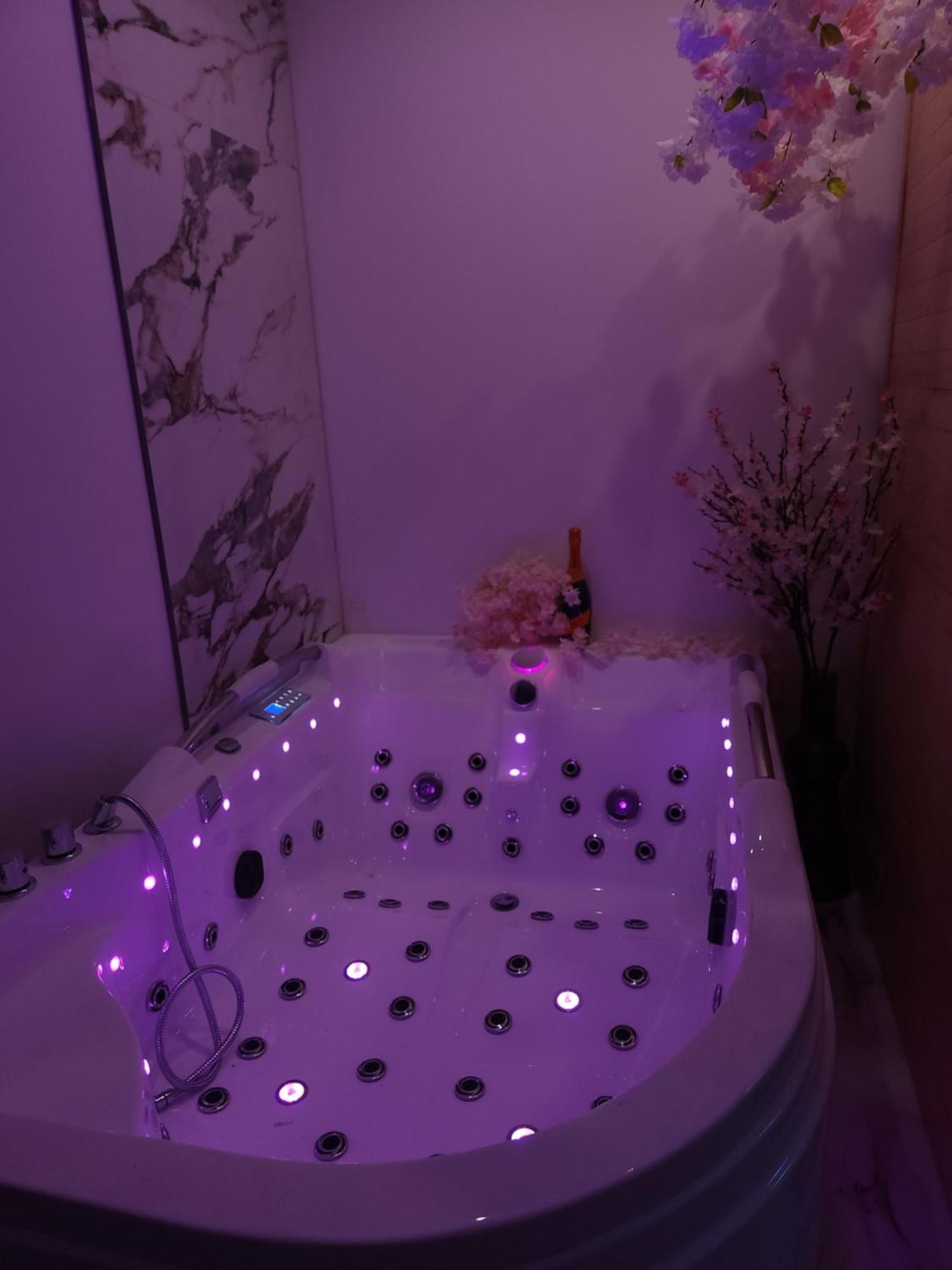 New In Gdansk! Red Room In The Heart Of Gdansk - Bdsm - With A Luxury Jacuzzi And Access To A Sauna Esterno foto