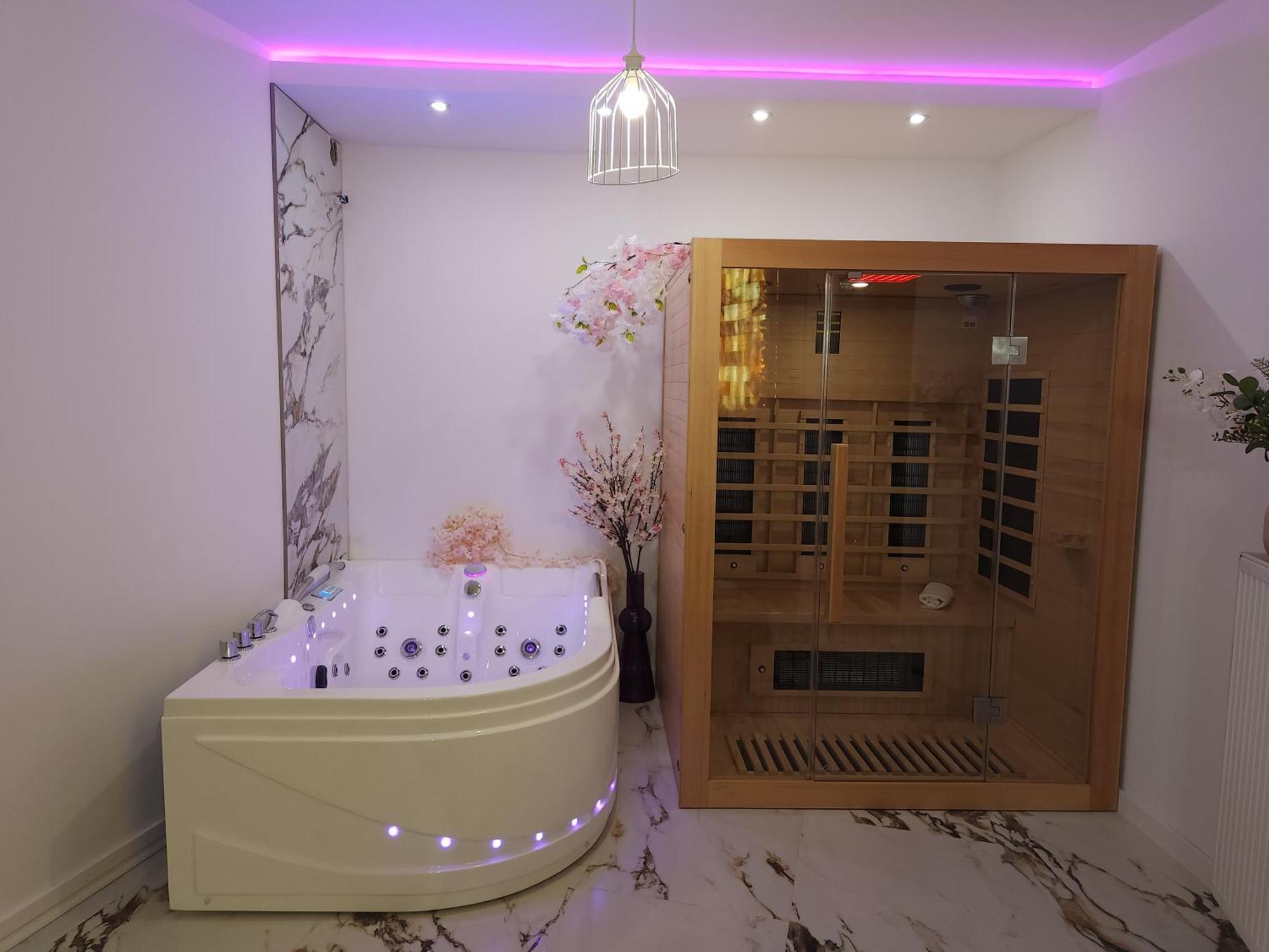 New In Gdansk! Red Room In The Heart Of Gdansk - Bdsm - With A Luxury Jacuzzi And Access To A Sauna Esterno foto
